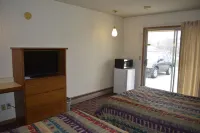 Edgetowner Motel - parking