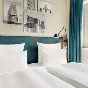 Motel One Hamburg am Michel Отели рядом с достопримечательностью «Ратуша Гамбурга»