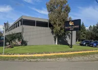 Golden North Inn - parking