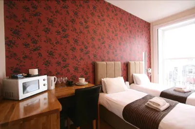 Central Studios Gloucester Place Hotel berhampiran Caffe La Scala