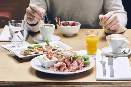 Art Hotel Tucholsky Отели рядом со станцией Bochum Central Railway Station