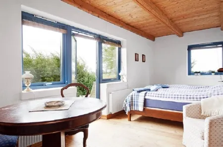 Tryde 1303 B&B på Österlen Отели в г. Шебу