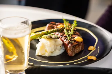 Jake's 58 Casino Hotel - Adults Only Отели рядом с достопримечательностью «Государственный колледж Эмпайр»