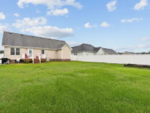 迷人的家庭度假屋帶寬敞的庭院三臥室住宅 帕斯闊坦克縣住宿飯店