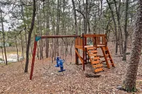 Broken Bow Log Cabin w/ Fire Pit, Pond, & Deck! - Haustierfreundliche