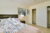 Pet-Friendly Englewood Home - 4 Mi to Beach! - spa