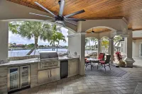 Luxe Cape Coral Escape w/ Boat Dock + Cabana! - Parkplatz