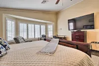 BBQ-Ready Oasis Near Golfing and Surprise Stadium! - parking