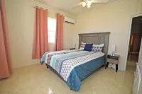 Modern Villa - UpstairsSt Philip Barbados, 5 min from Airport, AC, Wifi Parking Hotel a Work Hall