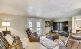 Truman Lake Retreat: Large Deck & On-site Fishing!
