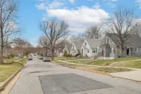 4 Mi to Universities: Quaint Parkville Apartment!