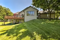 Family Home w/ Deck, Yard, Dock on Rock River - موقف سيارات