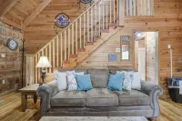 Secluded Sevierville Cabin w/ Hot Tub!