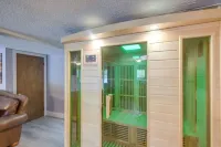 Waterfront Escape w/ Kayak, Paddle Boards, & Sauna -  Privatzimmer