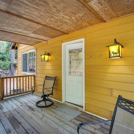 3 Mi to Lake Easton Sno-Park: Family Cabin Escape!