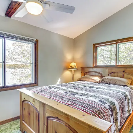 Waterfront Spirit Lake Cabin w/ Boat Rental!