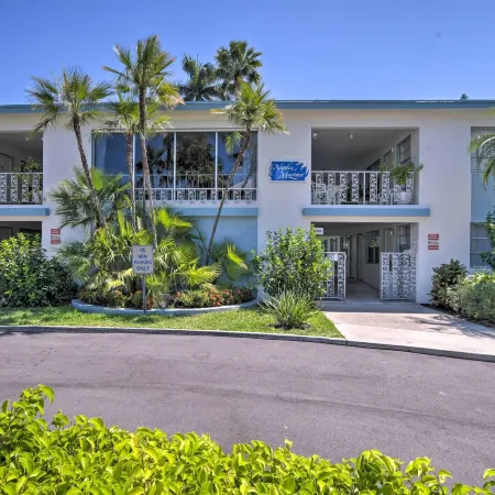 Naples Condo w/ Pool - Walk to Dining & Beach