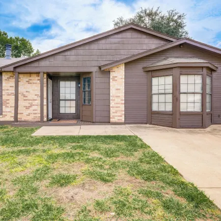 Game Room and Patio Family Home in the Colony!