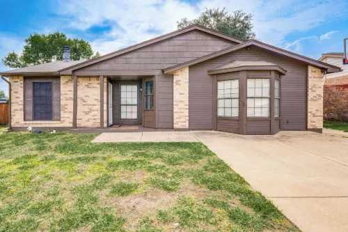 Game Room and Patio Family Home in the Colony!