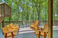 Heber Springs Family Lake House: Fire Pit & Decks - balcón