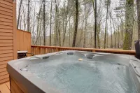 North Conway Townhome w/ Private Hot Tub & Deck! - 3-Star