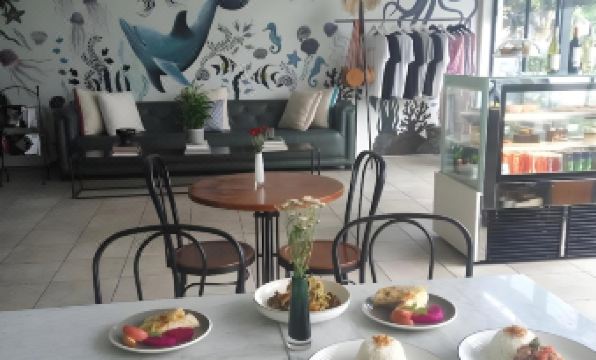 Lovinalife Room & Cafe