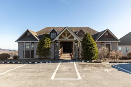 Cozy Living Space and Scenic Views - Majestic Mountain Getaway