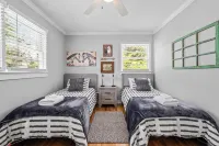 Charming Downtown Corner Cottage - 1 Block Walk to Food & Fun - Dog Friendly