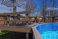 Hot tub/pool/firepit/ 3 bedroom Home center of town 2 Livingroom's sleeps 12