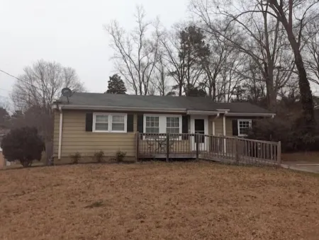 Elm Circle Cozy Cottage walking distance to Downtown.