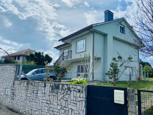 FOGAR DE AROUSA 3 minutes from the beaches, garden, barbecue, swimming pool. Hotels in Vilanova de Arousa