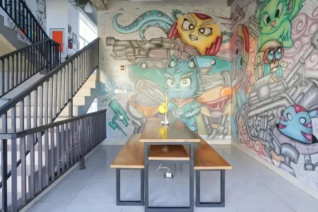 Istanaku Guesthouse 2 Manado Отели рядом с достопримечательностью «Mercusuar Kota Manado»