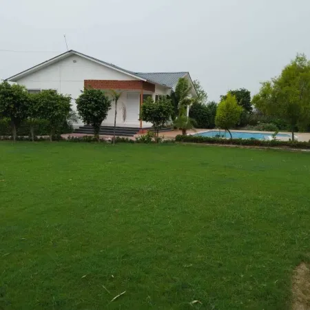 GoBravo 16 3BHK Farm with Pool & Lawn Sec150 Noida