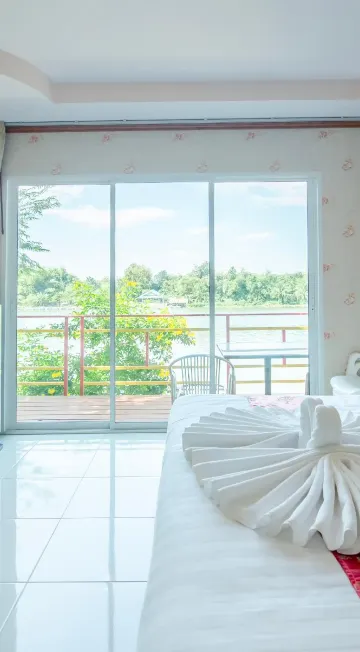 ห้องดีลักซ์พร้อมระเบียงและวิวแม่น้ำ