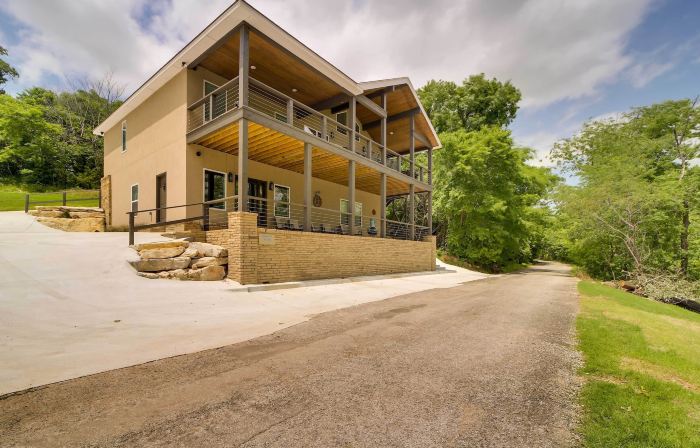 Waterfront Grand Lake Family House w/ Game Room!