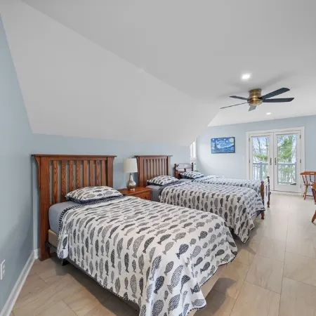 Lakefront 6BR Retreat with Private Dock, Huge Deck & Epic Seneca Views Отели в г. Старки
