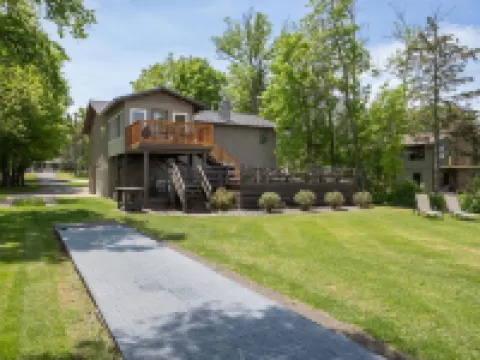 Lake home, 3 bd 3 bath, 2 car garage deck, dock, Video game, foosball, quiet bay