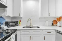 The Wildflower Townhome - Beautifully Updated and Fully Stocked - Close to A&M!