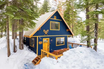 Indigo Owl by AvantStay Cabin w Hot Tub Firepit Minutes to Lake Slopes Hotel dekat Alpine Meadows Ski Resort