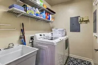Spacious Flagstaff Home w/ Fire Pit & Game Room! - Parvekkeita
