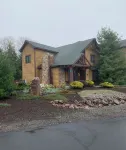 Rock's Ridge: Stunning Poconos Townhouse with Hot Tub, Fire Pit & Skiing Nearby! Hotels in Kidder Township