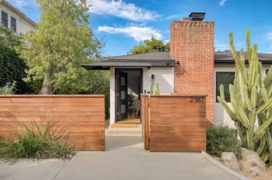 ซิลเวอร์ สกรีน บาย อะวันสเตย์ หลบหนีให้หรูในสวนหลังบ้าน