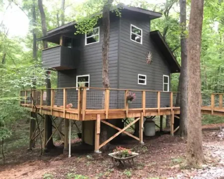 Secluded treehouse with indoor fireplace Hotels in Union County
