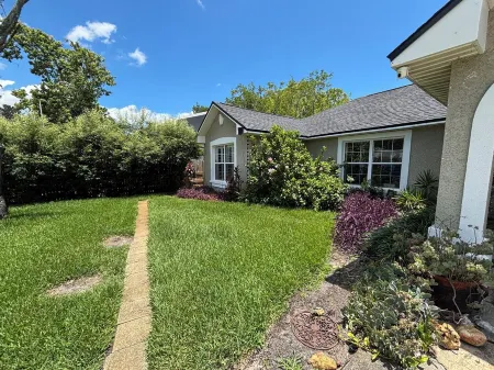 Pool w/slide, low fees, free golf cart, pets welcome. 10 blocks beach-near Mayo.