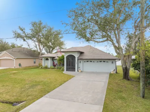 Private Oasis! Heated Pool, Fenced Yard, Poolside Bathroom, Grill, Mins to Beach