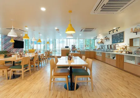 Bloom Hotel - BKC Kalina Отели рядом с достопримечательностью «Christ Kanthi Church»