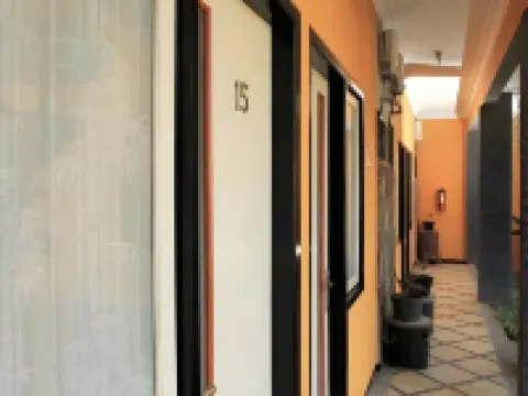 Guest House Rumah Wahidin Syariah Hotels in Mayangan