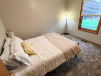 Creek Cabin - Clean and Charming 3-bedroom house in Prudenville with WiFi and AC Hotels in Roscommon County