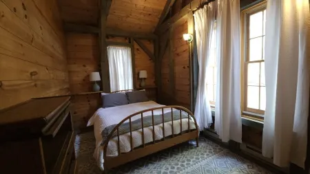 Charming Cottage Rental Near Woodstock Heated Pool, Fire Pit, Screened Porch