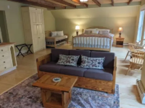 Large studio with private bath and kitchenette Hotels in Rumney